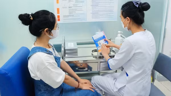 Một nữ sinh viên tiêm vaccine phòng não mô cầu.