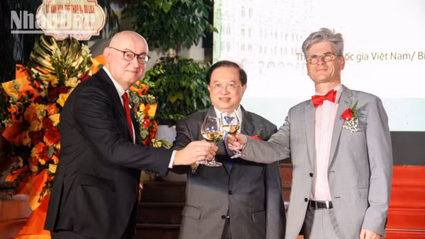 Các đại biểu nâng ly chúc mừng Những ngày Lễ hội Vùng Wallonie, Ngày Thành lập Cộng đồng người Bỉ nói tiếng Pháp và 30 năm thành lập Phái đoàn Wallonie-Bruxelles tại Việt Nam. (Ảnh: BẢO NGÂN)