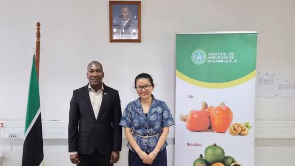 Đại sứ Trần Thị Thu Thìn và Viện trưởng Viện Điều Mozambique Jorge Vidigal Fole. (Ảnh: Đại sứ quán Việt Nam tại Mozambique cung cấp)