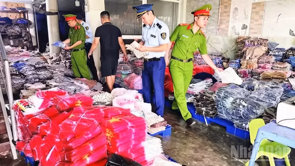 Lực lượng chức năng triển khai đợt cao điểm đấu tranh, xử lý các hành vi xâm phạm quyền sở hữu trí tuệ trong tháng 5/2026. (Ảnh: ĐÌNH PHƯỢNG)