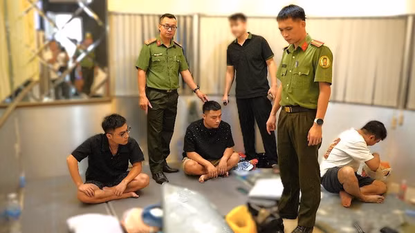 Lực lượng Công an thành phố Đồng Nai phát hiện người nước ngoài cư trú bất hợp pháp. (Ảnh: Công an thành phố Đồng Nai cung cấp)