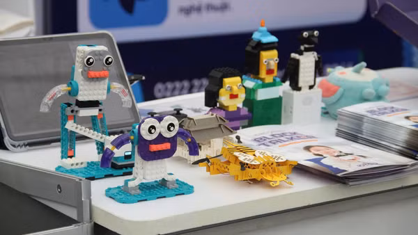 Trẻ em trực tiếp trải nghiệm điều khiển robot lập trình thông minh tại gian hàng Neopia, kích thích tư duy sáng tạo và niềm yêu thích khoa học công nghệ. (Ảnh: Bảo Ngân)