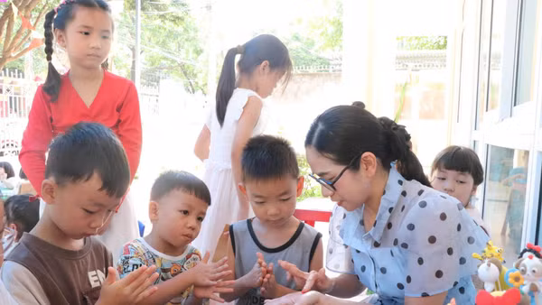 Trẻ hào hứng tham gia các hoạt động trò chơi dân gian, hoạt động nghệ thuật sáng tạo. (Ảnh: TTXVN)