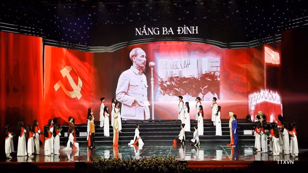 Chương trình nghệ thuật chính luận "Nắng Ba Đình". (Ảnh: TTXVN)