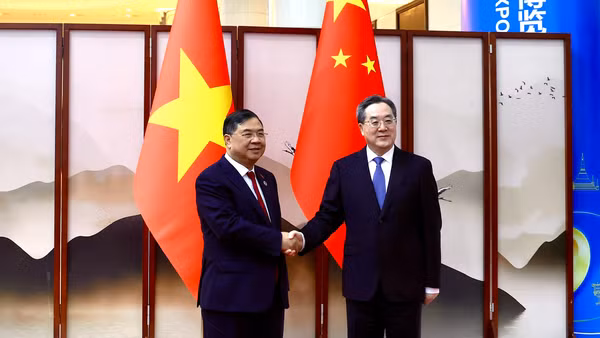 Ủy viên Bộ Chính trị, Phó Thủ tướng Thường trực Phạm Gia Túc và đồng chí Đinh Tiết Tường, Ủy viên Thường vụ Bộ Chính trị, Phó Thủ tướng Thường trực Quốc vụ viện Trung Quốc. (Ảnh: VGP)