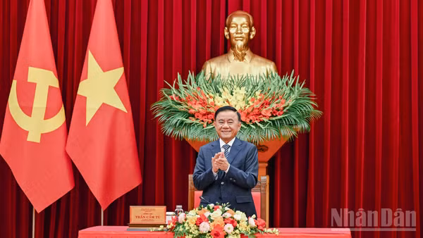 Thường trực Ban Bí thư Trần Cẩm Tú chủ trì cuộc tiếp Đoàn cán bộ lãnh đạo trẻ Đảng Nhân dân Campuchia. (Ảnh: DUY LINH)