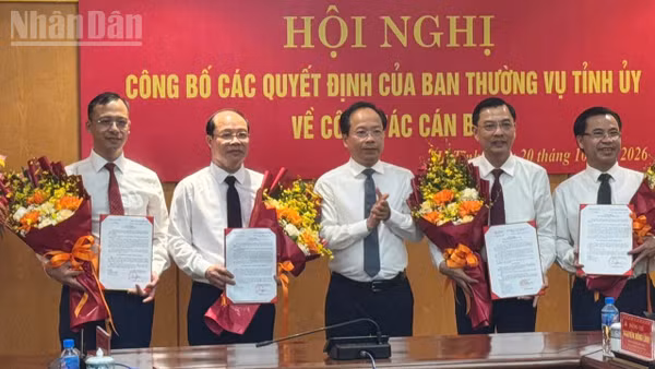 Đồng chí Bí thư Tỉnh ủy Hà Tĩnh Nguyễn Duy Lâm trao quyết định và tặng hoa chúc mừng các đồng chí nhận công tác mới. (Ảnh: NGÔ TUẤN)