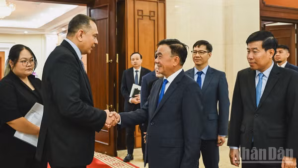 Thường trực Ban Bí thư Trần Cẩm Tú trao đổi với ông Christopher Pragasam, Cục trưởng phụ trách Quan hệ quốc tế, Cục Công vụ kiêm Giám đốc điều hành Trường Công vụ quốc tế Singapore. (Ảnh: DUY LINH)