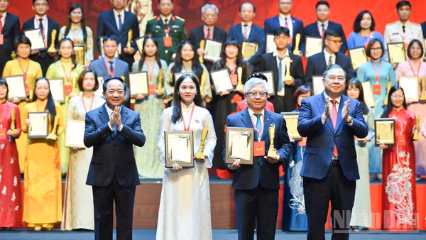 Đồng chí Trịnh Văn Quyết, Ủy viên Bộ Chính trị, Bí thư Trung ương Đảng, Trưởng Ban Tuyên giáo Trung ương, Phó Trưởng Ban Thường trực Ban Chỉ đạo 35 Trung ương và đồng chí Phạm Gia Túc, Ủy viên Bộ Chính trị, Phó Bí thư Thường trực Đảng ủy, Phó Thủ tướng Thường trực Chính phủ, Trưởng Ban Chỉ đạo 35 Đảng ủy Chính phủ, Trưởng Ban Chỉ đạo Cuộc thi trao Giải Đặc biệt của Cuộc thi. (Ảnh: Thế Đại)