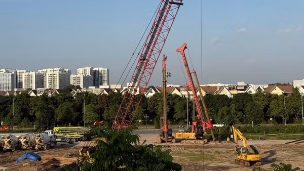 Hoạt động thi công tại khu vực dự kiến xây dựng nhà máy xử lý nước thải Phúc Đồng. (Ảnh: người dân cung cấp)