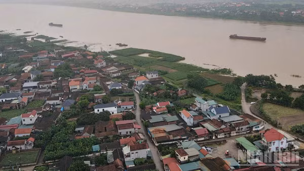 Người dân đăng ký thường trú tại xã đảo Minh Châu, Hà Nội sẽ được hỗ trợ mức đóng bảo hiểm y tế. (Ảnh minh họa: Toàn cảnh xã đảo Minh Châu từ trên cao/THÀNH ĐẠT)