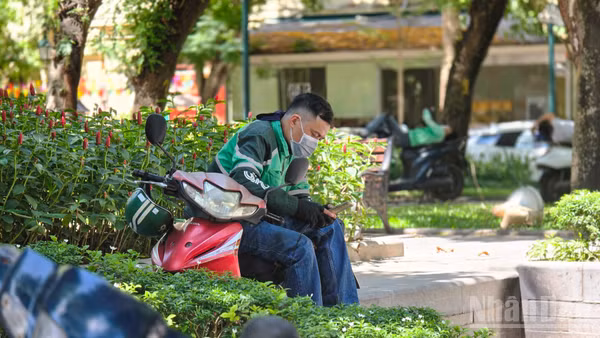 Lao động nền tảng tại Hà Nội. (Ảnh MINH DUY)