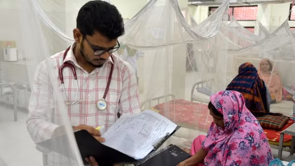 Bệnh nhân mắc sốt xuất huyết đang được điều trị tại một bệnh viện ở Dhaka, Bangladesh. (Ảnh: Tân Hoa xã)