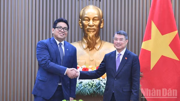 Thủ tướng Chính phủ Lê Minh Hưng và ông Tengku Muhammad Taufik, Chủ tịch kiêm Tổng Giám đốc Tập đoàn Dầu khí quốc gia Malaysia (PETRONAS). (Ảnh: THANH GIANG)