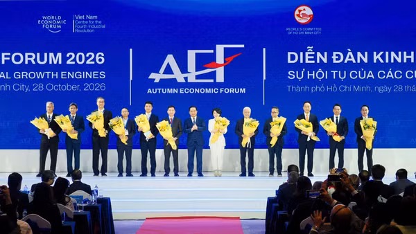 Chủ tịch Ủy ban nhân dân Thành phố Hồ Chí Minh Nguyễn Văn Được chụp ảnh lưu niệm cùng đại diện các nhà đầu tư tham dự Diễn đàn Kinh tế Mùa thu năm 2026. (Ảnh: HÙNG TRIỀU)