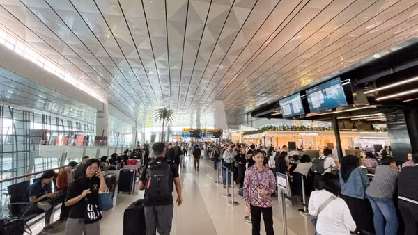 Sân bay quốc tế Soekarno-Hatta bị ùn ứ hành khách do hàng loạt chuyến bay bị hủy. (Ảnh: Đỗ Quyên/TTXVN)