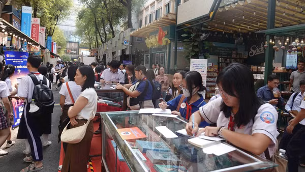Các em học sinh tham gia hoạt động tương tác tại Đường sách thành phố trong Ngày Sách và Văn hóa đọc Việt Nam 2026 tại Thành phố Hồ Chí Minh.