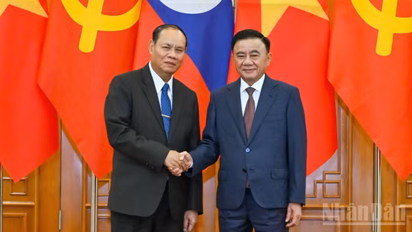 Thường trực Ban Bí thư Trần Cẩm Tú chào mừng Thường trực Ban Bí thư Trung ương Đảng Nhân dân Cách mạng Lào Vilay Lakhamphong thăm chính thức Việt Nam. (Ảnh: THỦY NGUYÊN)