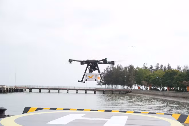 UAV đưa vào vận chuyển bưu kiện qua biển. (Ảnh: Bộ Khoa học và Công nghệ)
