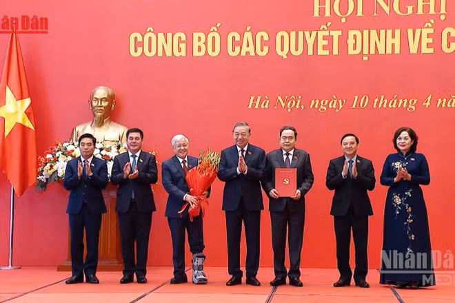 [Video] Tổng Bí thư, Chủ tịch nước Tô Lâm trao Quyết định của Bộ Chính trị chỉ định Đảng ủy Quốc hội nhiệm kỳ 2025 – 2030 