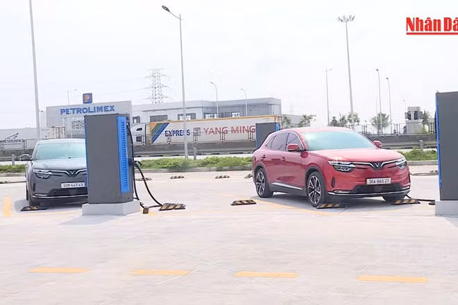 [Video] Trạm sạc phải dùng chung cho mọi xe điện từ giữa 2027 