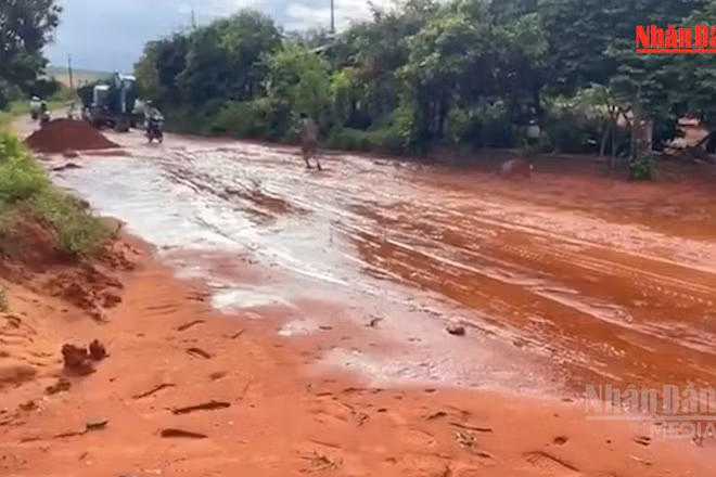 [Video] Lũ cát đỏ tràn xuống tuyến đường nối quốc lộ 1 với Mũi Né do mưa lớn