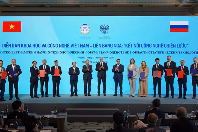 Tổng Bí thư, Chủ tịch nước Tô Lâm và Phó Thủ tướng Nga Dmitry Chernyshenko chứng kiến trao thỏa thuận hợp tác giữa hai nước. (Ảnh: Lưu Quý)