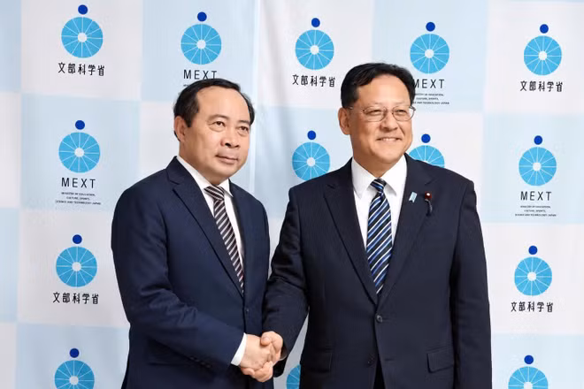 Bộ trưởng Vũ Hải Quân làm việc với ông Seki Yoshihiro - Bộ trưởng Giáo dục, Văn hóa, Thể thao, Khoa học và Công nghệ Nhật Bản (MEXT). (Ảnh: MST)