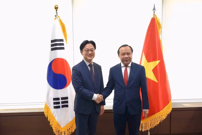 Bộ trưởng Khoa học và Công nghệ Vũ Hải Quân làm việc với Bộ trưởng Thương mại, Công nghiệp và Tài nguyên Hàn Quốc Kim Jung Kwan. (Ảnh: MST)