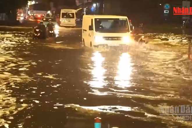 [Video] TP Hồ Chí Minh đón đỉnh triều cường vượt báo động 3 từ hôm nay, cảnh báo ngập sâu