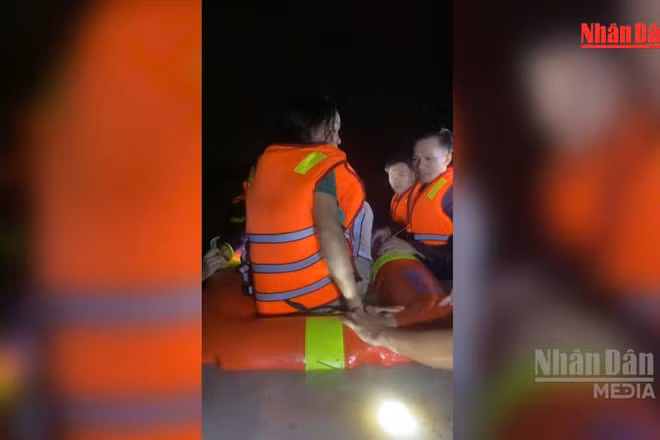 [Video] TP Hồ Chí Minh: Xuyên đêm cứu 12 người mắc kẹt trong nước xiết tại Công trình Suối Cái