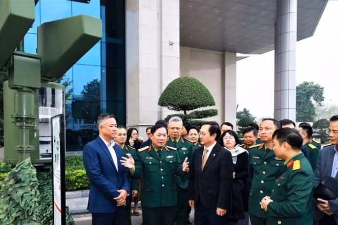 Các đại biểu tham quan trang thiết bị công nghệ quân sự do Tập đoàn Công nghiệp-Viễn thông Quân đội (Viettel) nghiên cứu sản xuất.