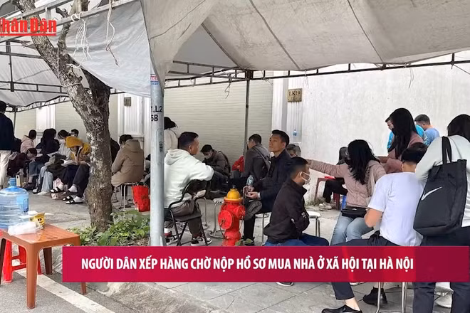 [Video] Người dân xếp hàng chờ nộp hồ sơ mua nhà ở xã hội tại Hà Nội