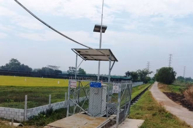 Thiết bị đo nước tự động trên kênh nội đồng giúp cấp nước chính xác cho cây trồng, đồng thời giảm gánh nặng lao động cho công nhân thủy nông.