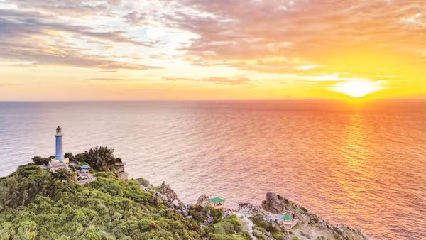 Sừng sững trên đỉnh núi là ngọn hải đăng Đại Lãnh - một trong những ngọn hải đăng lâu đời nhất Việt Nam.