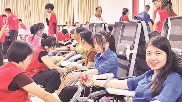 Người dân tình nguyện hiến máu (Ảnh MAI LUẬN)