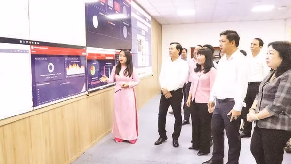 Lãnh đạo tỉnh Đắk Lắk thăm và kiểm tra tại trung tâm dữ liệu của tỉnh (Ảnh CÔNG LÝ)