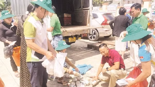 Người dân xã Đắk Sắk mang bao bì, chai lọ thuốc bảo vệ thực vật đến điểm thu gom. 