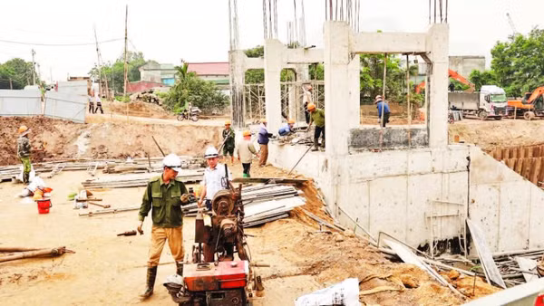 Các đơn vị đang đẩy nhanh tiến độ thi công trạm bơm Nhâm Tràng.