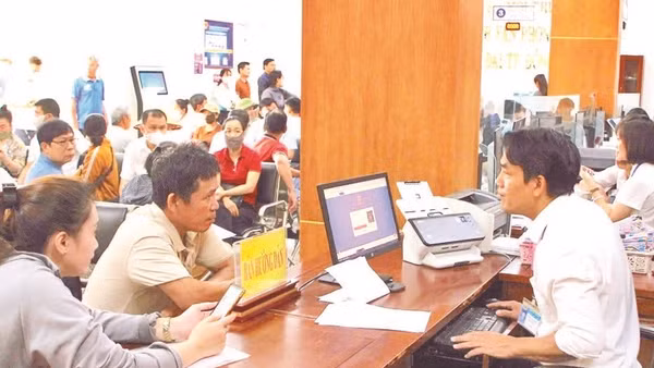 Giải quyết thủ tục hành chính tại Trung tâm phục vụ hành chính công phường Đồng Hới.