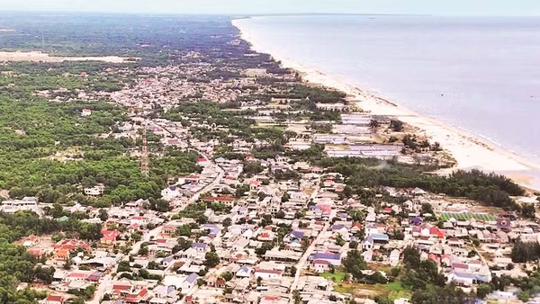 Không gian rộng mở biển Mỹ Thủy, nơi có cảng Mỹ Thủy.