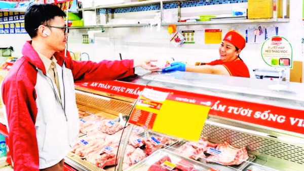 Người tiêu dùng mua thịt heo VISSAN đạt chứng nhận “Tick xanh trách nhiệm” tại một siêu thị SATRA (Ảnh CTV)