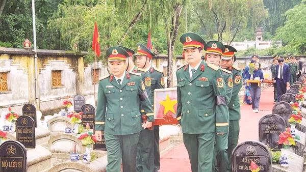Lực lượng vũ trang Thanh Hóa di chuyển, an táng hài cốt liệt sĩ tại Nghĩa trang quốc tế Đồng Tâm.