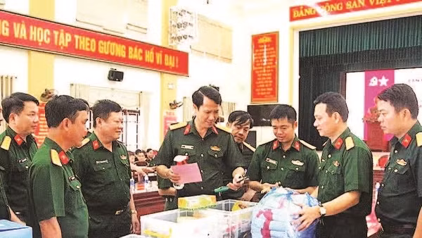 Ban Chỉ đạo về tìm kiếm, quy tập và xác định danh tính hài cốt liệt sĩ Quân khu 4 kiểm tra vật chất phục vụ nhiệm vụ tìm kiếm, quy tập hài cốt liệt sĩ tại Lào (Ảnh HIẾU MINH)