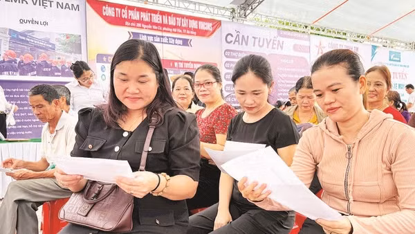 Người lao động tìm hiểu thông tin tuyển dụng tại phiên giao dịch việc làm phường Hương Trà.
