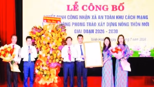 Trao Quyết định công nhận xã Vĩnh Hoàng là xã An toàn khu trong thời kỳ kháng chiến (Ảnh HIẾU MINH)