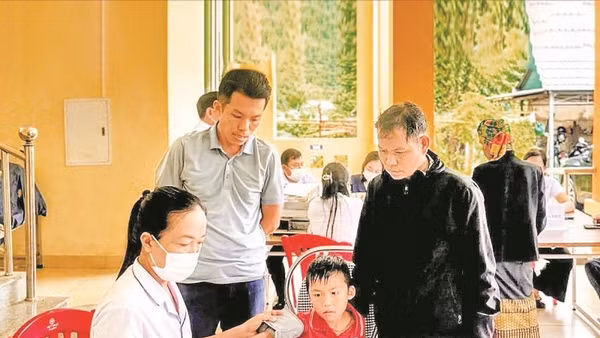 Khám sức khỏe định kỳ cho đồng bào dân tộc thiểu số xã Thượng Trạch, tỉnh Quảng Trị.