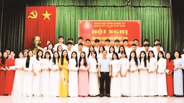 Đảng ủy xã Quỳnh Anh gặp mặt đảng viên mới kết nạp và quần chúng ưu tú chuẩn bị kết nạp Đảng.