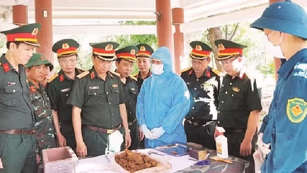 Đoàn công tác Bộ Tư lệnh Quân khu 4 thăm, động viên lực lượng đang lấy mẫu tại Nghĩa trang liệt sĩ quốc gia Đường 9 (Ảnh HIẾU MINH)