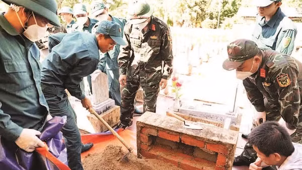 Các lực lượng tổ chức lấy mẫu, số hóa thông tin và bàn giao mẫu hài cốt liệt sĩ tại Nghĩa trang Liệt sĩ Cam Lộ (Ảnh HIẾU MINH)